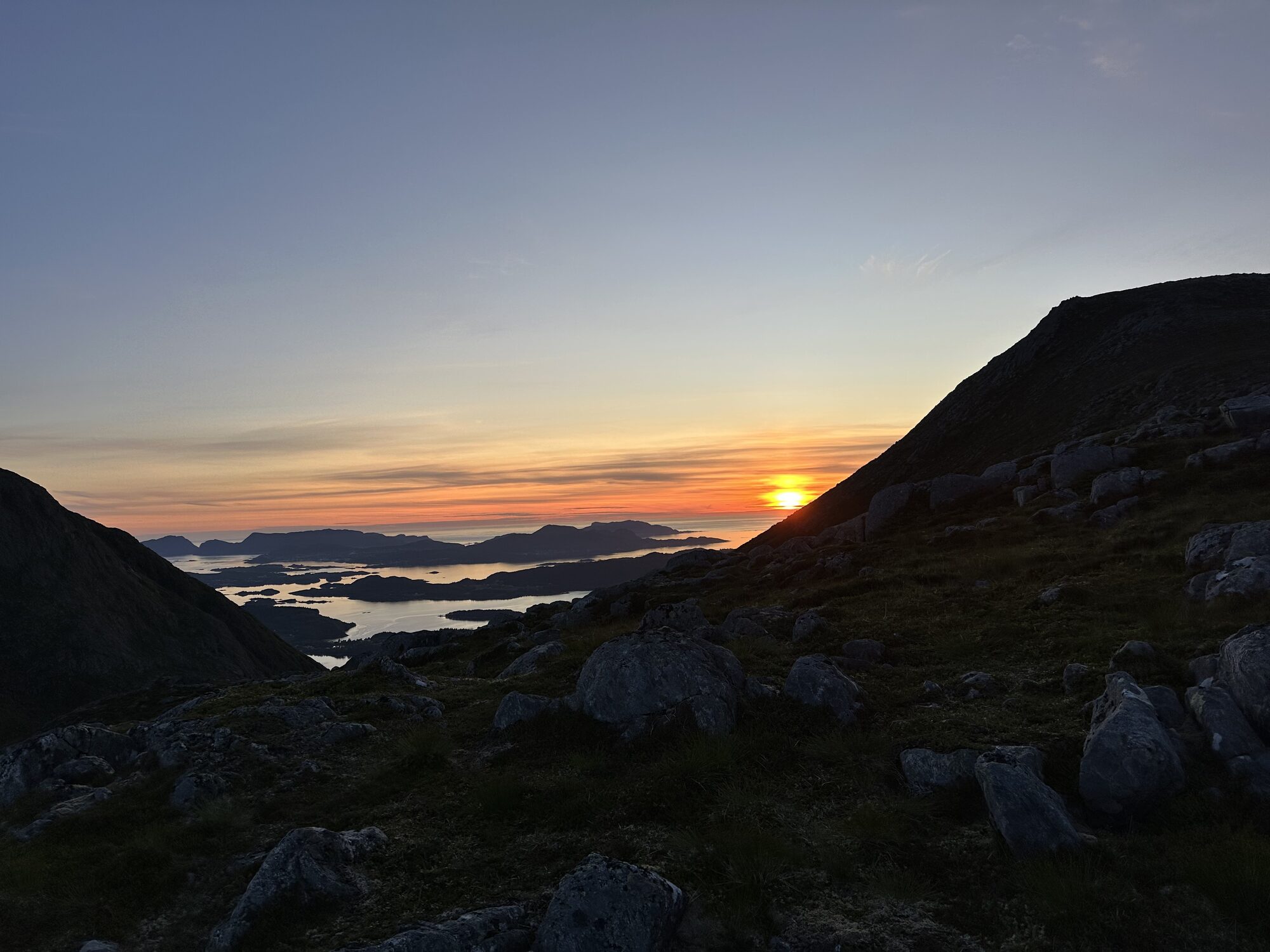 Sommarnatt i fjellet over Eiksund med sol som går ned i havet